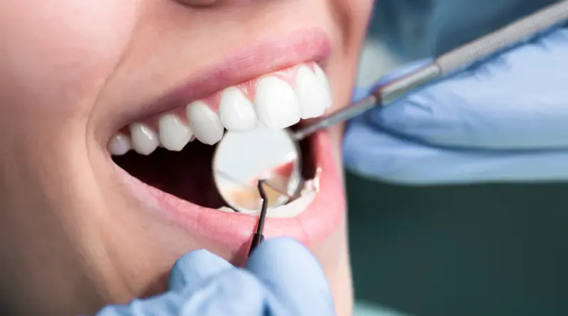 Dişlerini dişçiye kontrol ettiren bir hasta